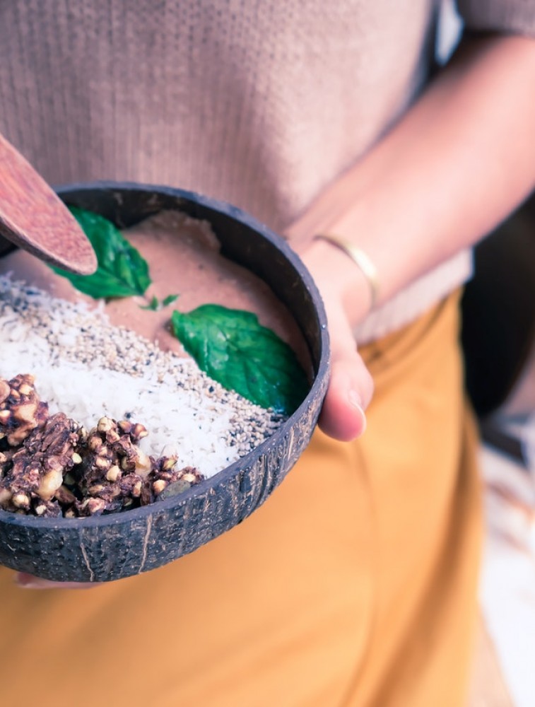 person holding food bowl 1334128